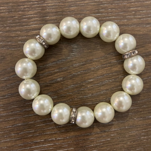 Jewelry - White Pearl Bracelet Beads With Rhinestone Spacers, Stretch Bracelet